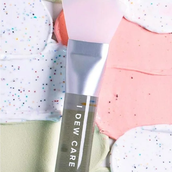 I Dew Care Silver and White Face Mask Applicator - Picture 2 of 3